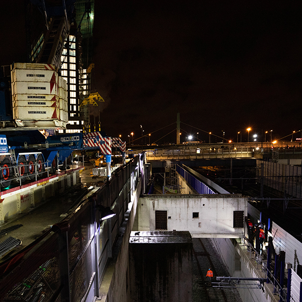 Pose de poutres sur le chantier de la dalle M10